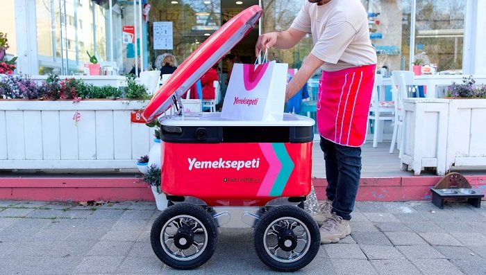 Yemeksepeti’nin otonom teslimat robotları YEBO’lar işbaşında